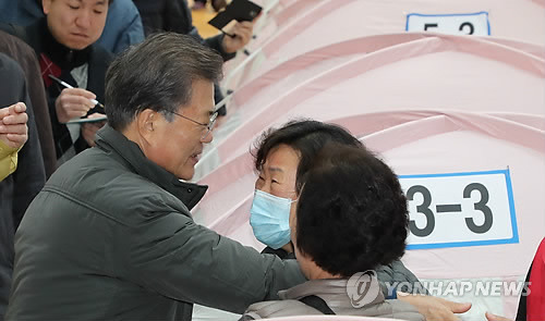 포항 지진피해 이재민 위로하는 문 대통령 | 인스티즈