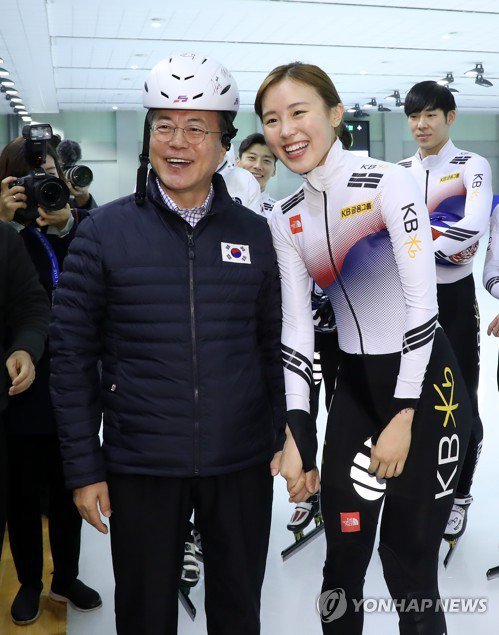 하필이면 머리가 제일 작은 여성이 와서 슬픈 할아버지 | 인스티즈