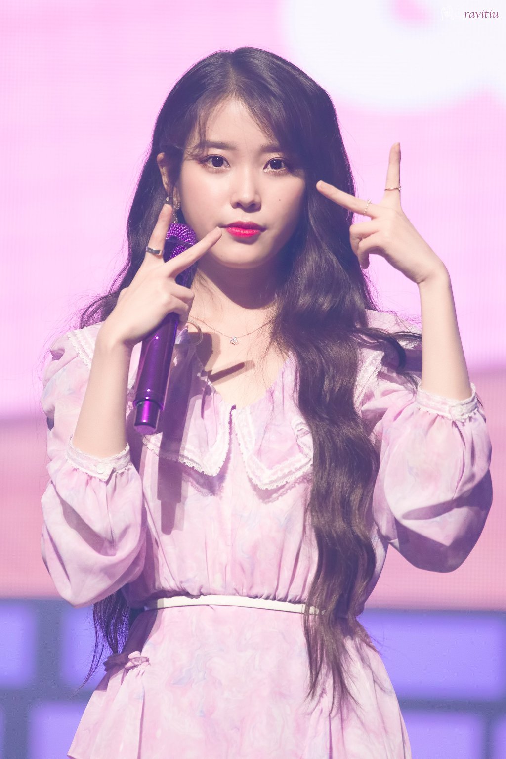 손키스 날리는 아이유.jpg | 인스티즈