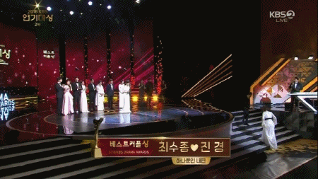 희라씨와 베스트 커플상 시상하면서 깨방정 떠는 최수종.gif | 인스티즈