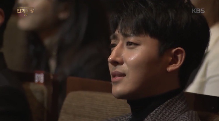 KBS시상식) 장나라를 현실남편 눈빛으로 쳐다보는 손호준.JPG | 인스티즈