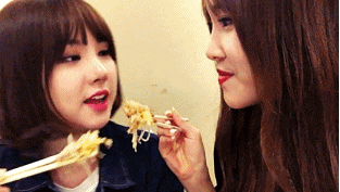 맛나게 먹는 여자친구 은하.gif | 인스티즈