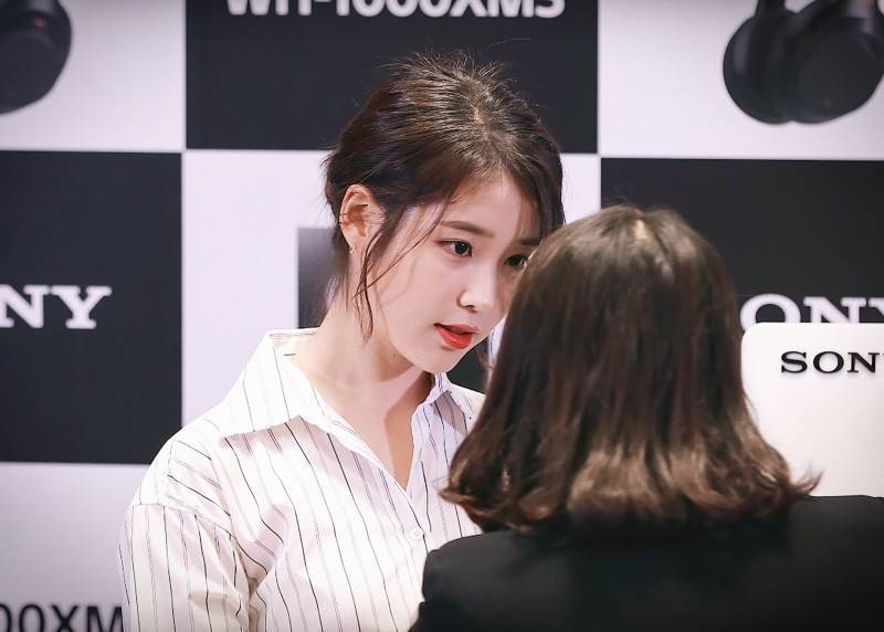 스탭 바라보는 아이유 눈빛 | 인스티즈