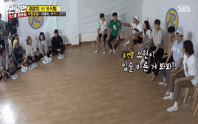 [런닝맨] 강하늘 박서준 보고 좋아하는 전소민.gif | 인스티즈