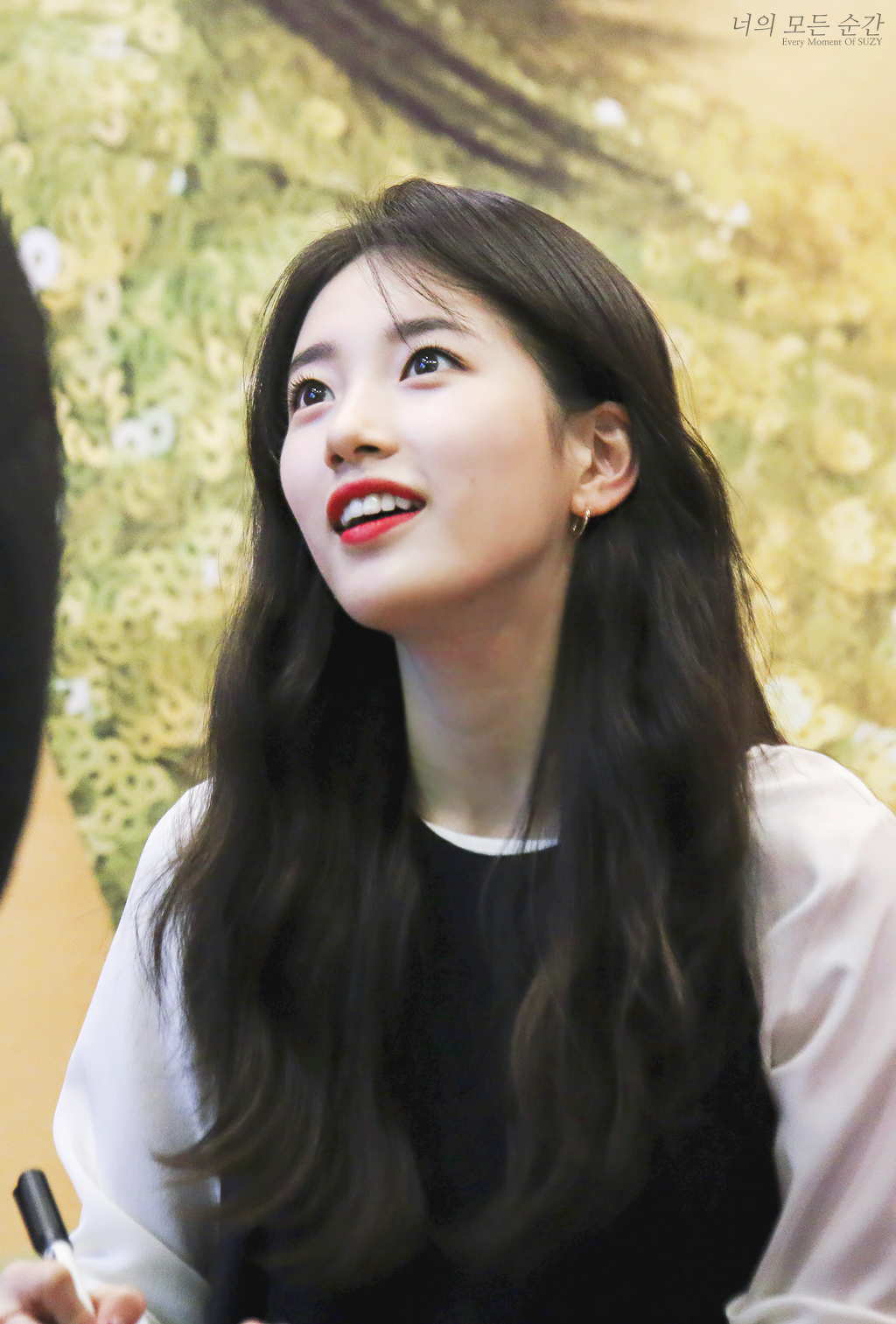 팬들과 아이컨택을 참 잘하는 수지.jpgif | 인스티즈