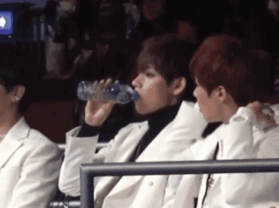 손에서 생수병을 떼면 죽는 남자.gif | 인스티즈