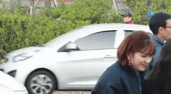 트와이스 촬영장을 지나가는 대드루이드.gif | 인스티즈