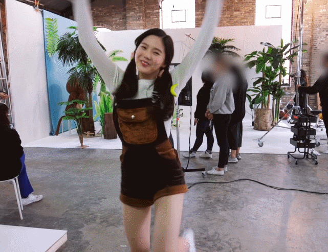 오마이걸 바나나 알러지 원숭이 자켓촬영 비하인드.gif | 인스티즈