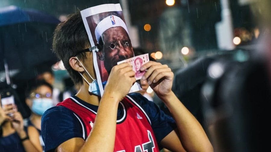 르브론 제임스 유니폼을 짓밟는 홍콩시민들.JPG ...가생이펌 | 인스티즈