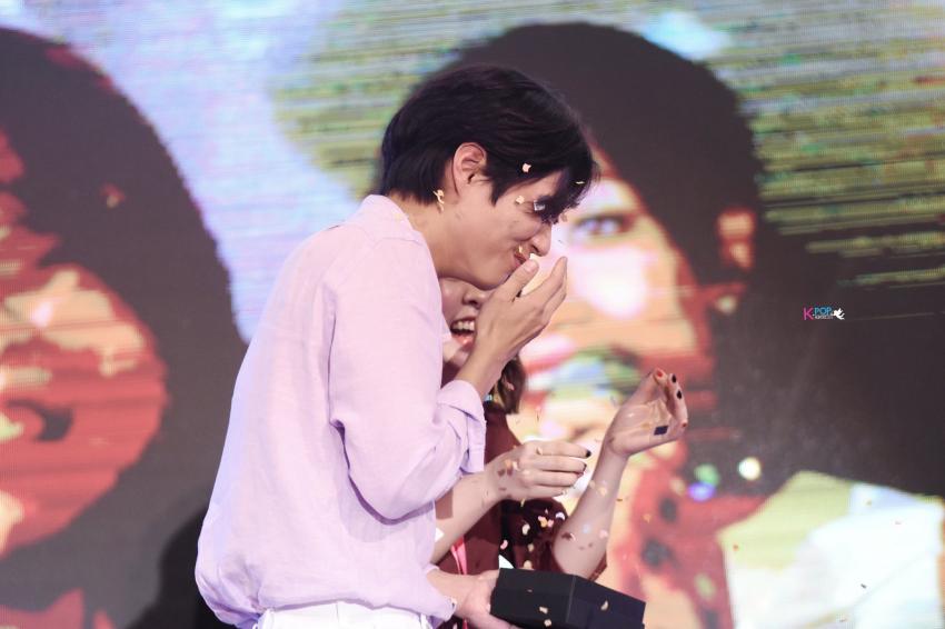 팬한테 꽃가루 공격 당해버린 박보검.gif | 인스티즈