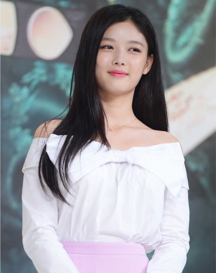 김유정 어깨노출 | 인스티즈