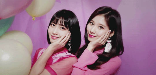 윙크하는 모모& 사나.gif | 인스티즈