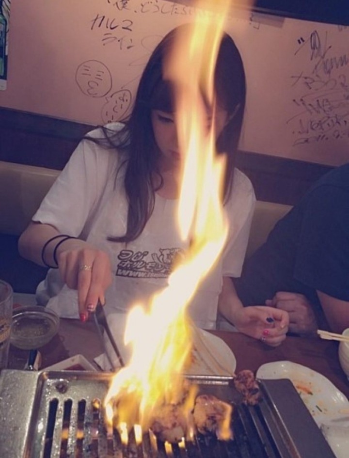 회식중에 신입 여직원이 고기를태운다면? | 인스티즈
