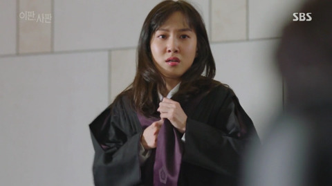 [이판사판] 감정적으로 법정에서 날뛰는 여주 판사 캐릭터.jpg | 인스티즈